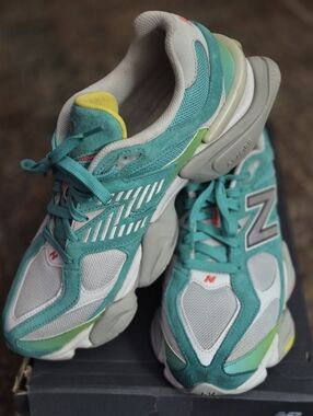 New Balance Men's Teal Mesh & Suede Sneakers with Yellow Accent And Large Tee